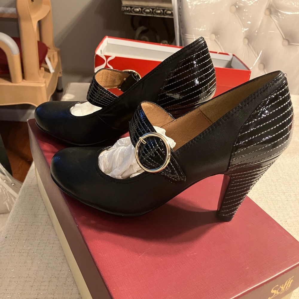 Soft black heels shoes. Size 6 and 1/2.